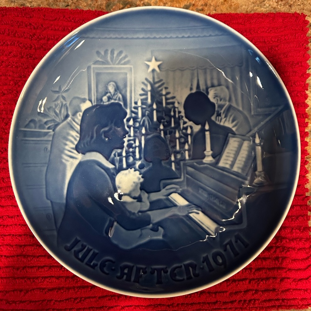 Bing & Grondahl “Christmas at Home”  1971 Porcelain Plate Denmark Origin Vintage